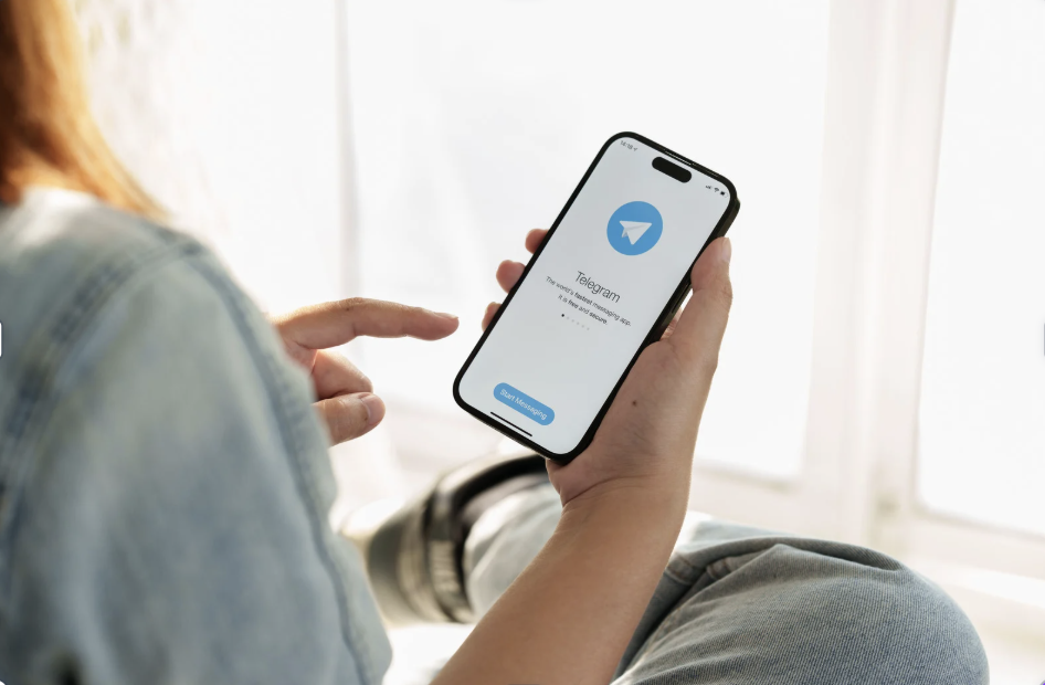 Illustration arnaque crypto Telegram — faux groupe d'investissement avec bots et signal VIP frauduleux